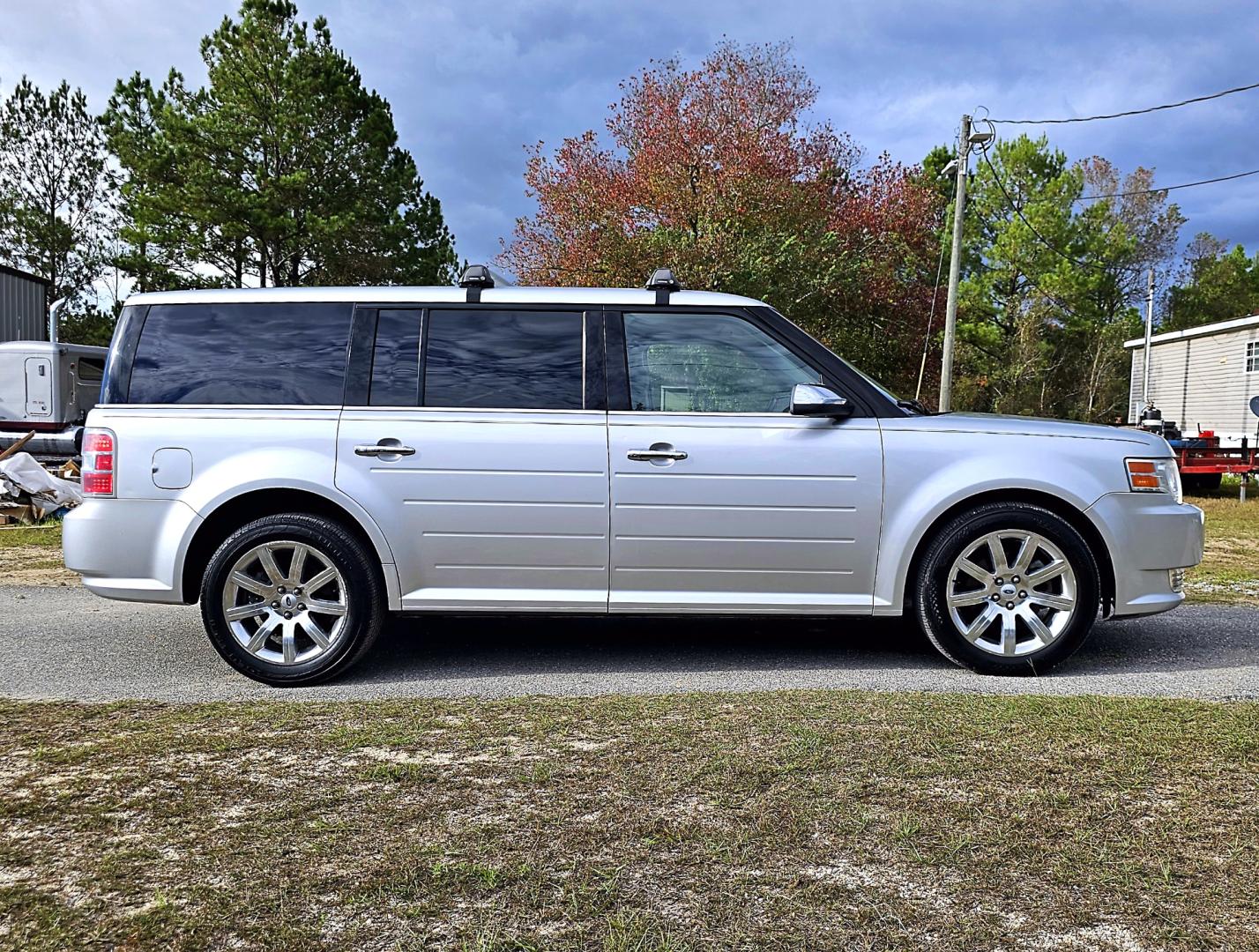 2012 Silver Ford Flex Limited FWD (2FMGK5DC3CB) with an 3.5L V6 DOHC 24V engine, 6-Speed Automatic Overdrive transmission, located at 18001 Kellogg Rd, Saucier, MS, 39574, (228) 832-1441, 139.421463, -76.641457 - Photo#4